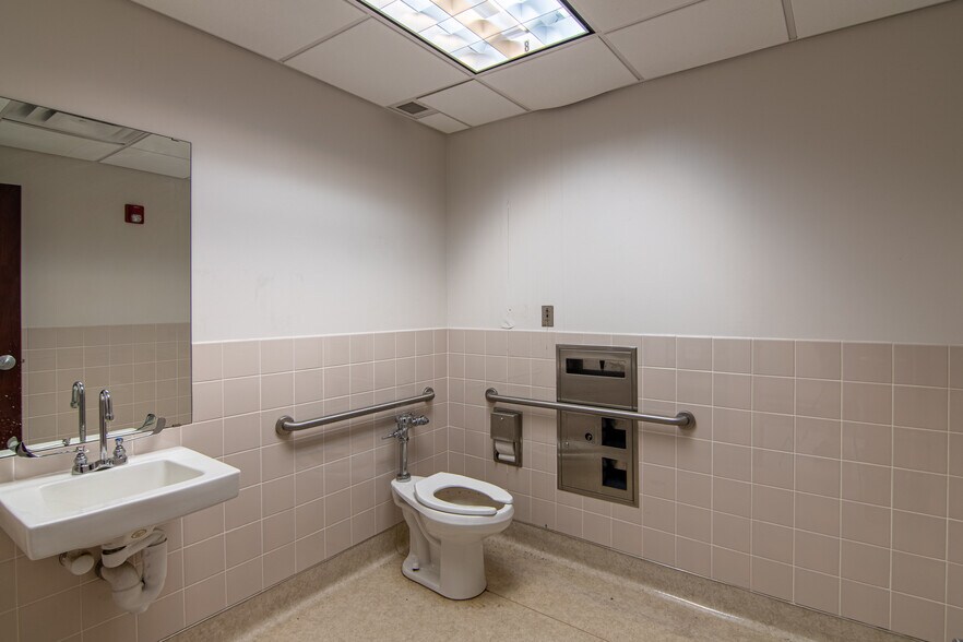More Photos Of 201 W 5th St, Bonham Medical For Sale