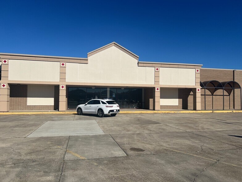 Primary Photo Of 1604 Ruth St, Sulphur General Retail For Lease