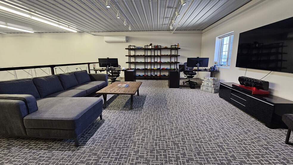 More Photos Of 2244 Ferry Rd, Naperville Flex For Sale