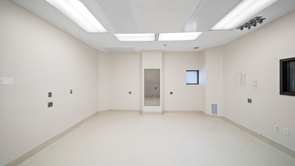More Photos Of 910 N Highway 146, Baytown Medical For Lease