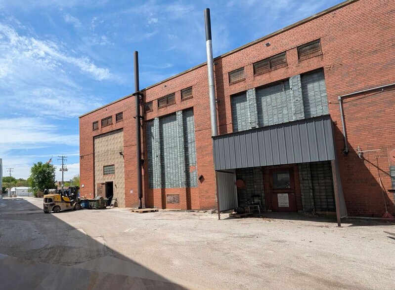Primary Photo Of 901 N Shabbona St, Streator Manufacturing For Sale