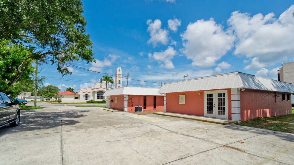 More Photos Of 3003 26th St, Bradenton Medical For Sale