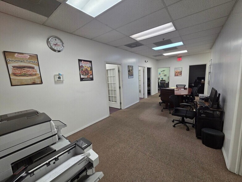 More Photos Of 7810 Kingspointe Pky, Orlando Warehouse For Lease