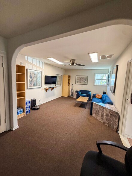 More Photos Of 11628-11630 Victory Blvd, North Hollywood Freestanding For Sale