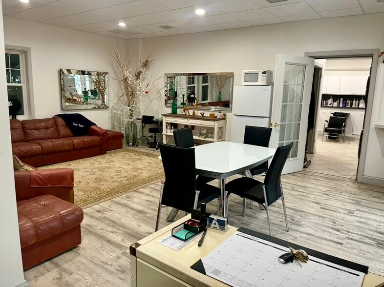 More Photos Of 633 Valley Rd, Gillette Freestanding For Lease