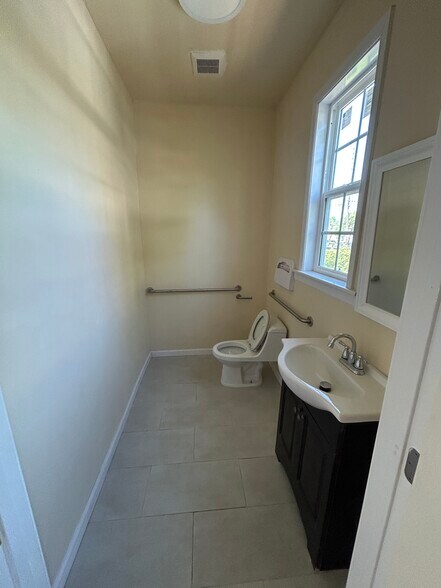 More Photos Of 53 W 9th St, Tracy Office For Lease