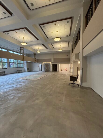 More Photos Of 115 Genesee St, Auburn Bank For Lease