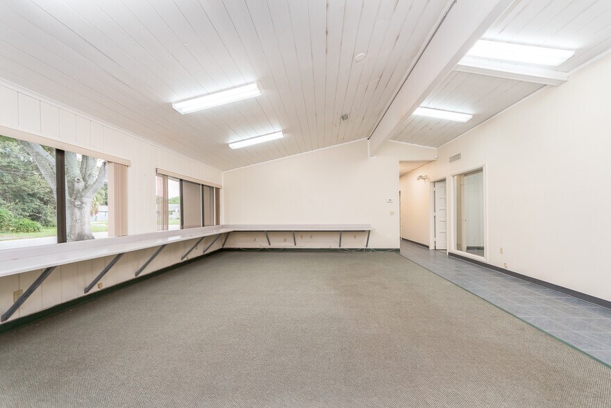 More Photos Of 300 S Saturn Ave, Clearwater Flex For Sale