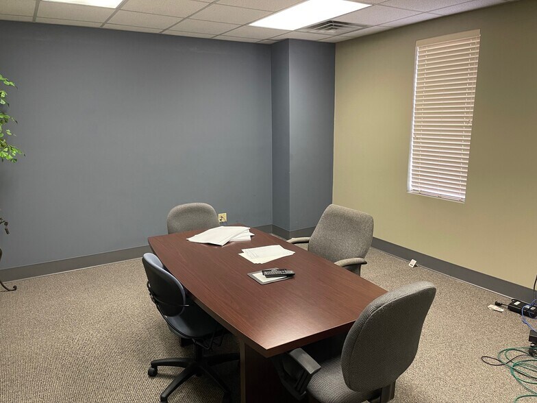 More Photos Of 1415 N Royal Ave, Evansville Flex For Lease