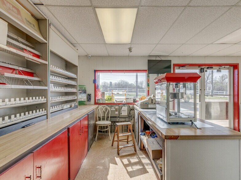 More Photos Of 1221 N 8th Ave, Stroud Convenience Store For Sale