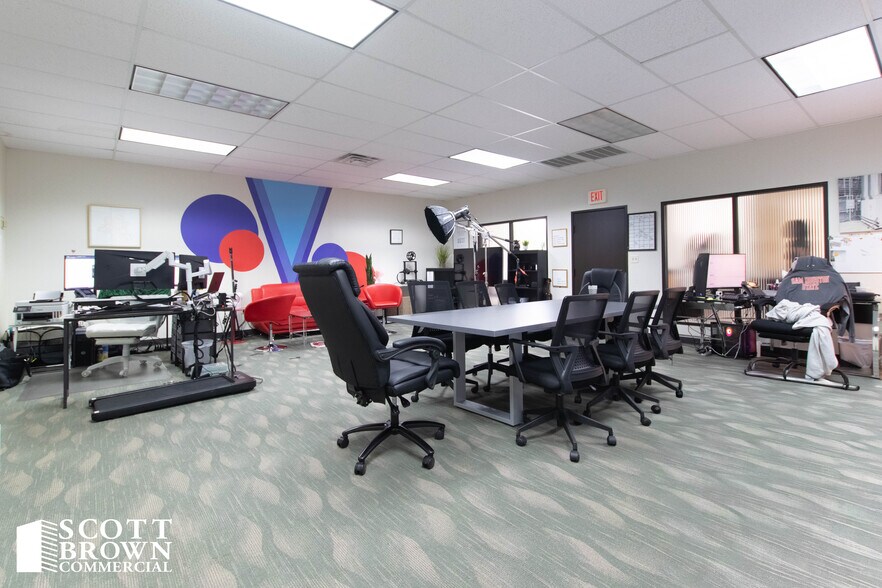 More Photos Of 10810 Alder Cir, Dallas Light Manufacturing For Lease