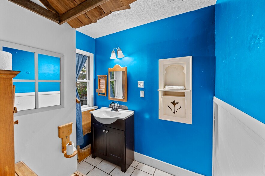 More Photos Of 202 N Newsom St, Mineola General Retail For Sale