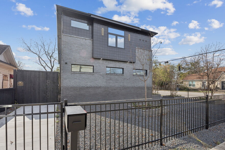 More Photos Of 446 Tyler St, Dallas Office For Sale