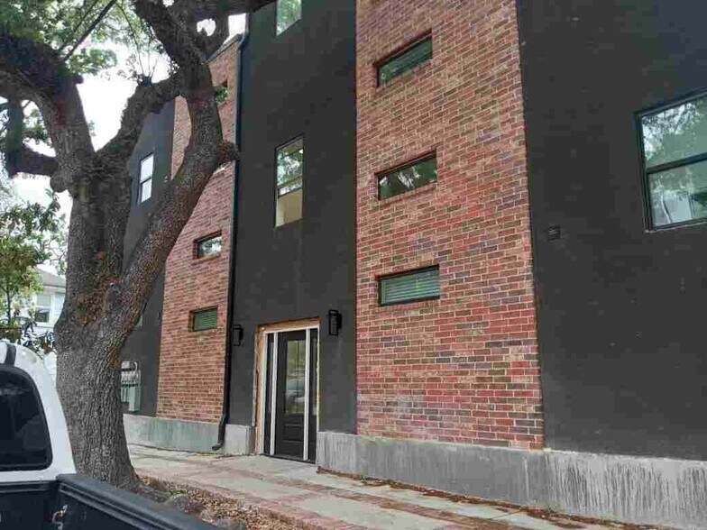 More Photos Of 214 Welch St, Houston Apartments For Sale