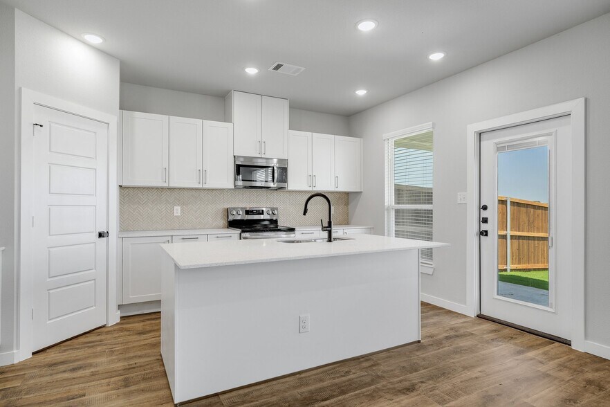 More Photos Of 651-655 Clovis St, Midlothian Apartments For Sale