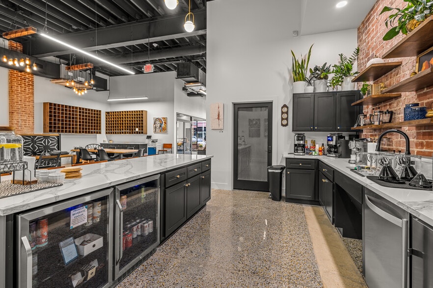 More Photos Of 132 W International Speedway Blvd, Daytona Beach Office For Lease