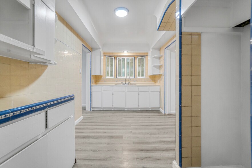 More Photos Of 162 W 65th St, Los Angeles Multifamily For Sale