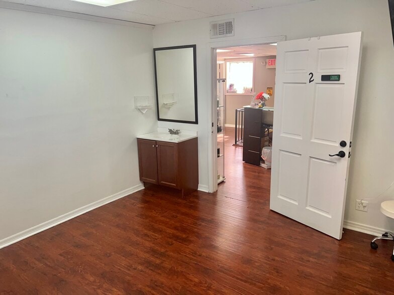 More Photos Of 5519 Hanley Rd, Tampa Storefront Retail Office For Sale