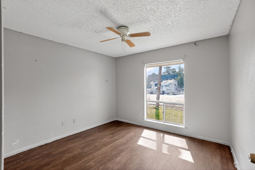 More Photos Of 1500 Park Ln, Georgetown Multifamily For Sale