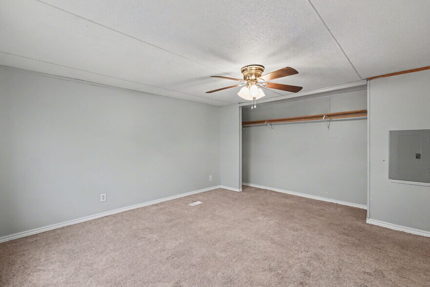 More Photos Of 919 Austin St, Kingsland Flex For Sale
