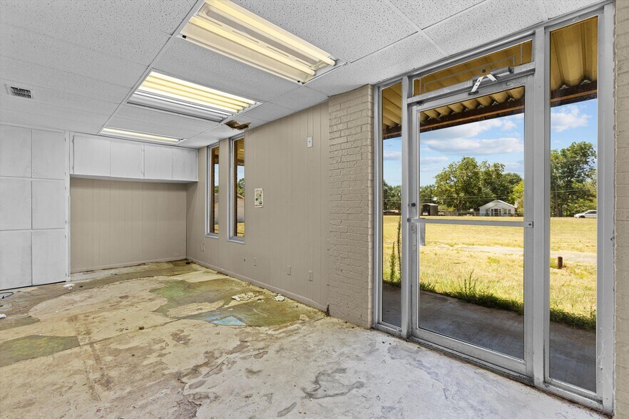 More Photos Of 600 Turner Dr, Palestine Warehouse For Sale