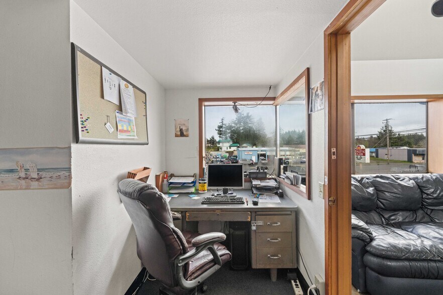 More Photos Of 985 Newmark Ave, Coos Bay Health Club For Sale