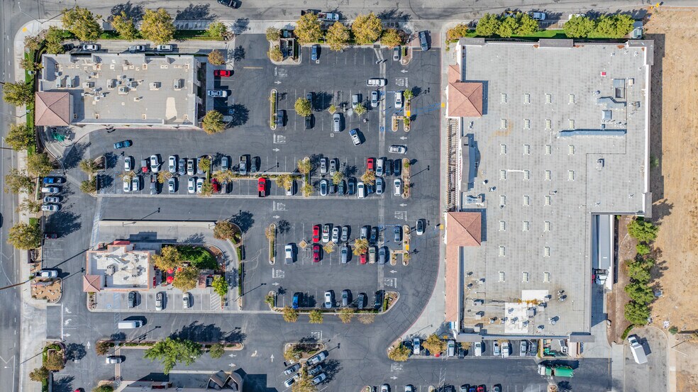 More Photos Of 815 E Avenue K, Lancaster Supermarket For Sale