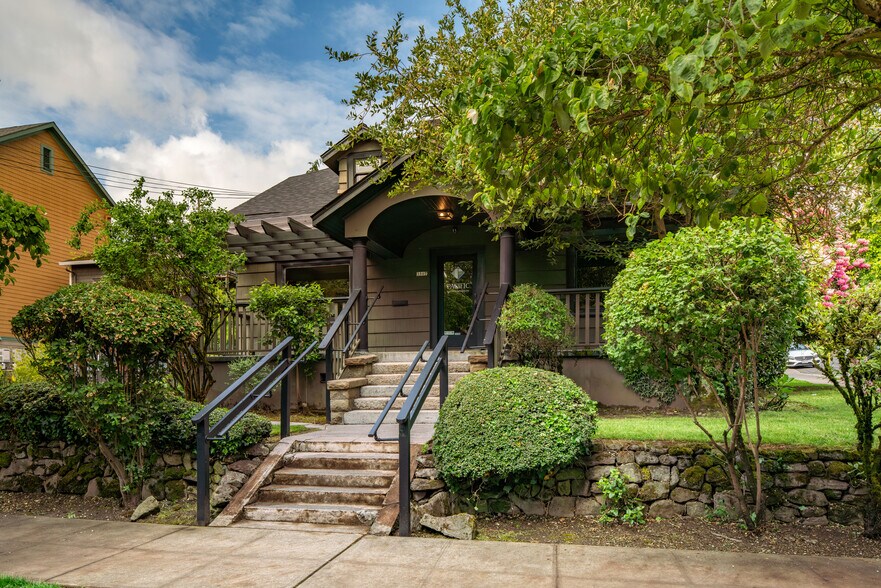 More Photos Of 3507 SW Corbett Ave, Portland Office For Sale