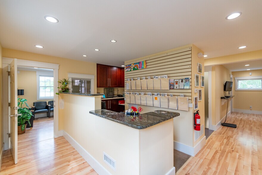 More Photos Of 31 Meetinghouse Rd, South Chatham Office For Sale