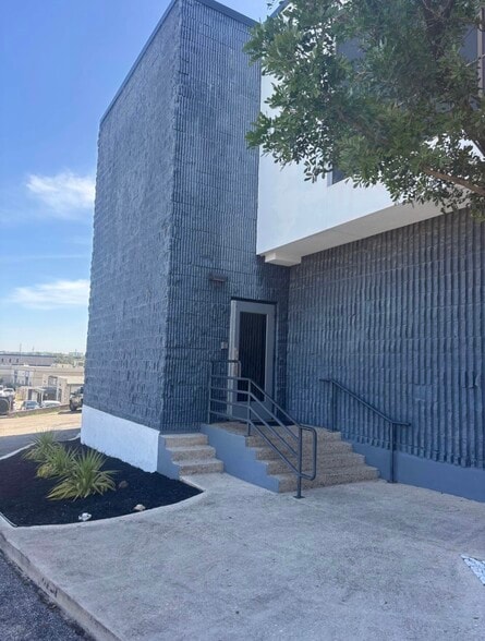 More Photos Of 12002 Warfield St, San Antonio Loft Creative Space For Lease