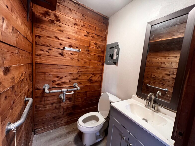 More Photos Of 11950 Alief Clodine Rd, Houston Light Distribution For Lease