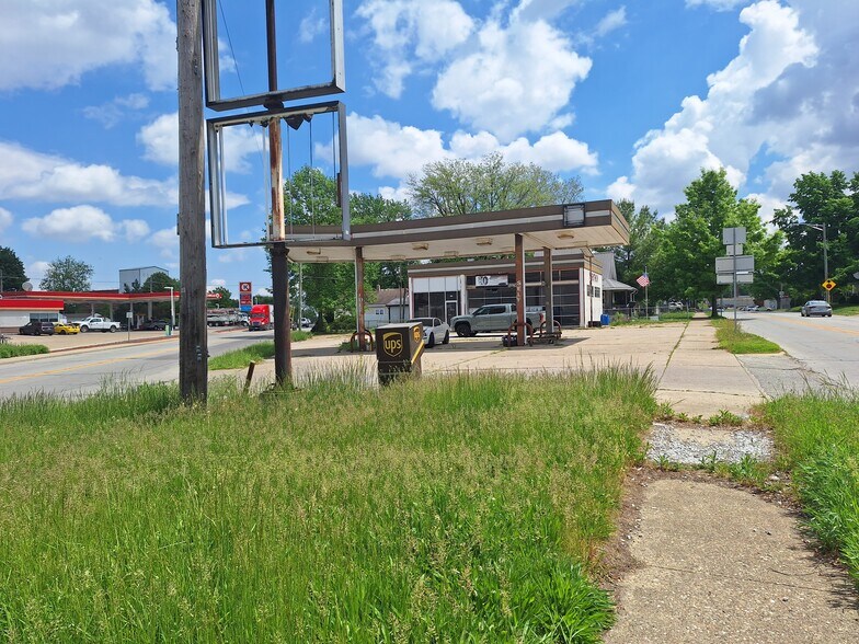 More Photos Of 1000 E Market St, Crawfordsville Convenience Store For Sale