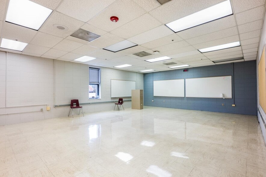 More Photos Of 1800 Harrodsburg Rd, Lexington Flex For Sale