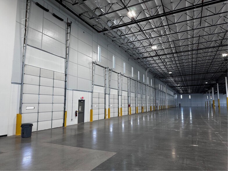 More Photos Of 8850 W Sweetwater Ave, Peoria Distribution For Lease