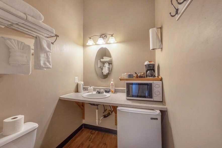 More Photos Of 210 Hartman Ave, Maupin Hotel For Sale