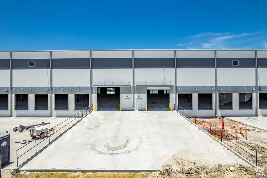 More Photos Of 830 17th St E, Palmetto Unknown For Lease