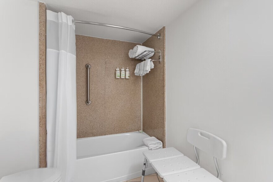 More Photos Of 2500 33rd St, Orlando Hotel For Sale