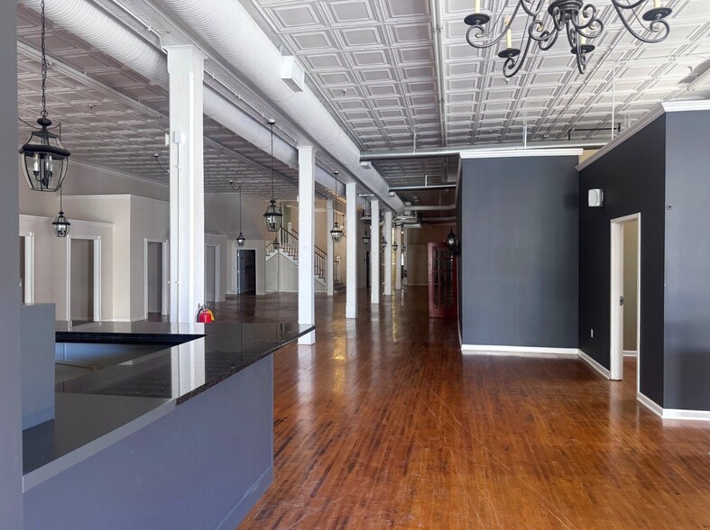 More Photos Of 131 Bradford St, Gainesville Storefront Retail Office For Lease