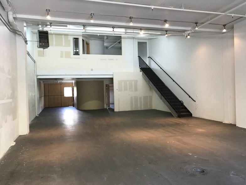 More Photos Of 910 Nottingham Rd, Avon Flex For Lease