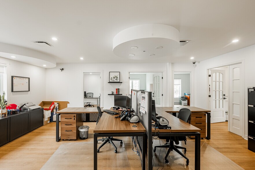 More Photos Of 675 Boul Samson, Laval Office For Sale