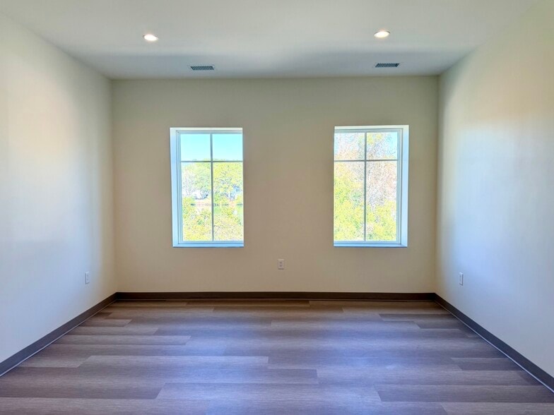 More Photos Of 814 Johnnie Dodds Blvd, Mount Pleasant Medical For Lease
