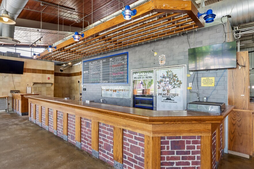 More Photos Of 903 Quarry Rd, Coralville Storefront For Sale