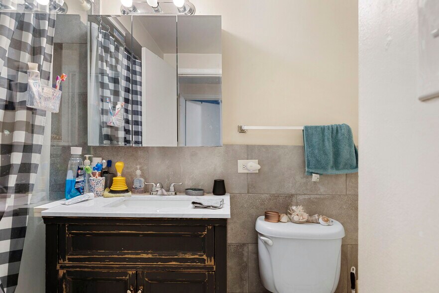 More Photos Of 8813 Dee Rd, Des Plaines Apartments For Sale