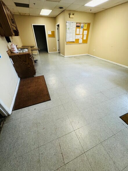 More Photos Of 426 W 4th St, London Warehouse For Sale