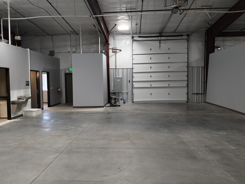 More Photos Of 1670 Paonia St, Colorado Springs Distribution For Lease