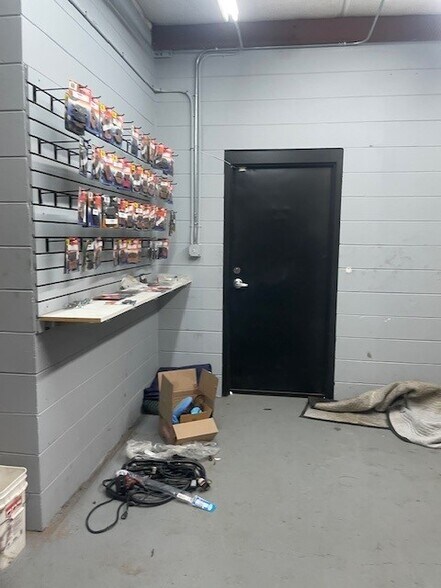 More Photos Of 350 W Brannen Rd, Lakeland Manufacturing For Sale