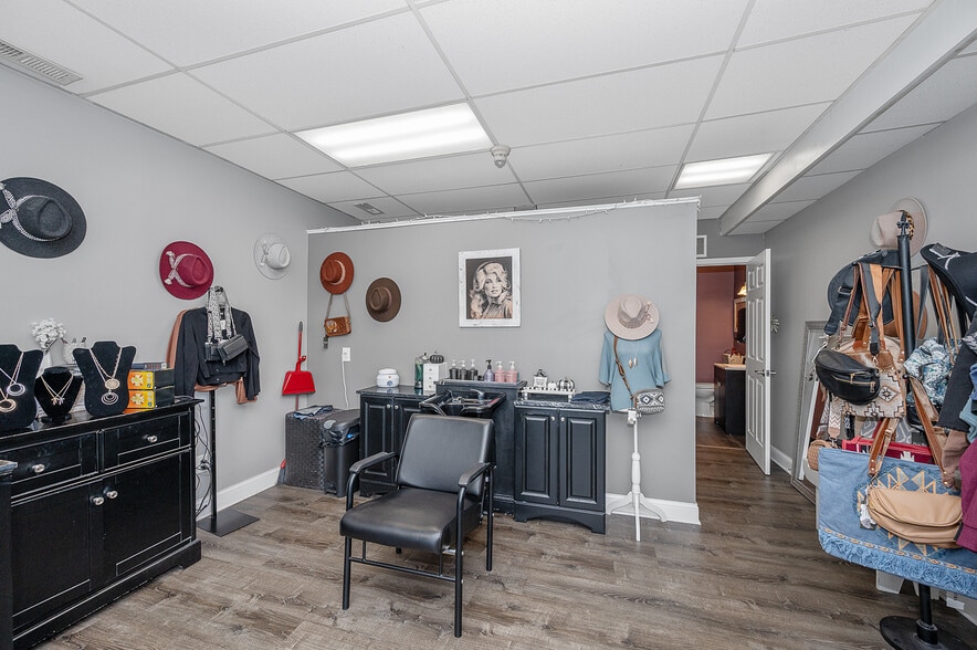 More Photos Of 5736 Springdale Rd, Cincinnati Office For Sale