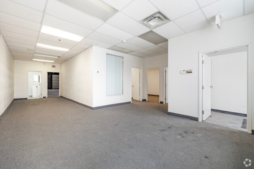 More Photos Of 90A-90F Boul Brunswick, Dollard-des-Ormeaux Warehouse For Lease