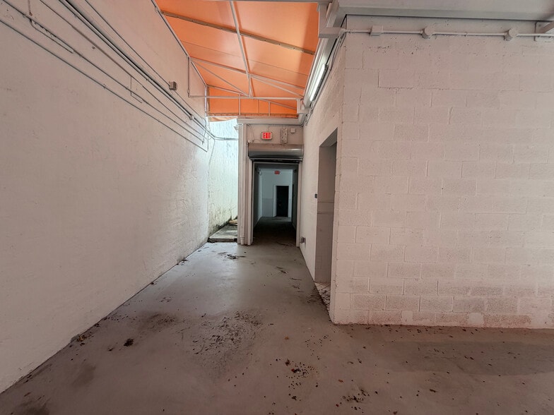 More Photos Of 345 NW 24th St, Miami Storefront Retail Office For Lease