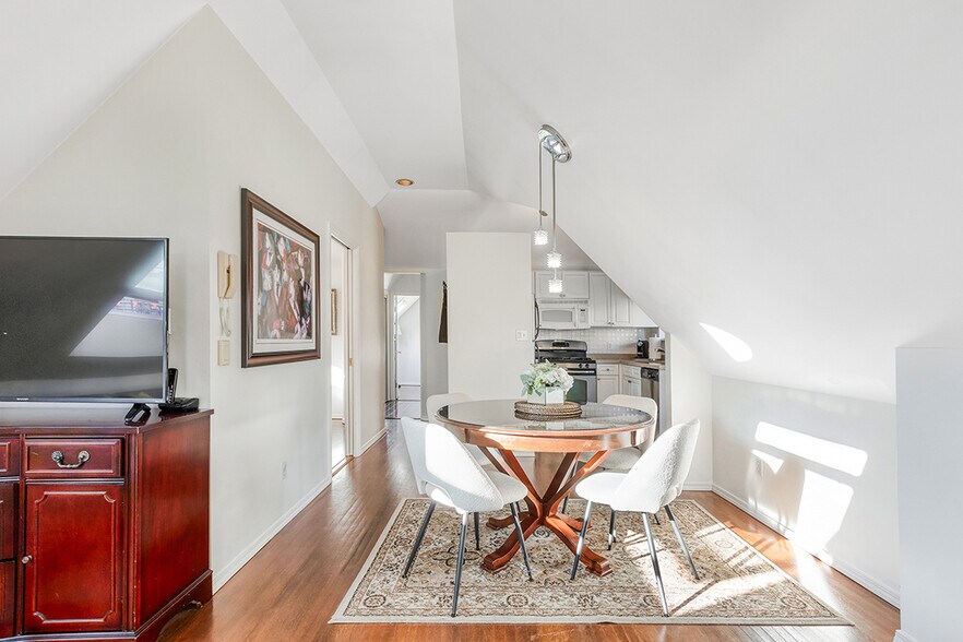 More Photos Of 2814 3rd Av W, Vancouver Hospitality For Sale